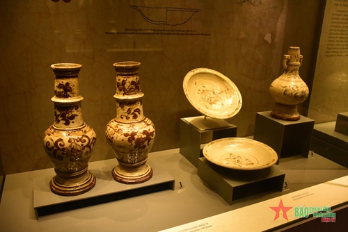 Khai mạc trưng bày gốm cổ Bát Tràng tại Bảo tàng Lịch sử Quốc gia


